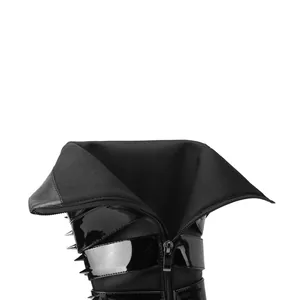 Primer plano de botas negras estilo punk con remaches metálicos y cremallera lateral