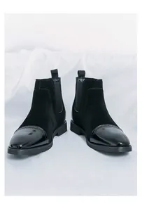 Detailansicht schwarzer Chelsea-Boots für Herren mit Lacklederkappe und Wildleder