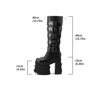 Detalles de medidas para una bota de plataforma punk negra con remaches y hebillas.
