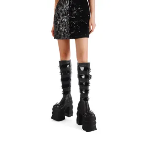 Detalle de botas punk con plataforma negra, remaches metálicos y correas de hebilla