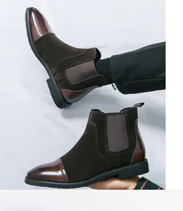 Detailaufnahme brauner Chelsea-Boots für Herren aus Wildleder und Glattleder.