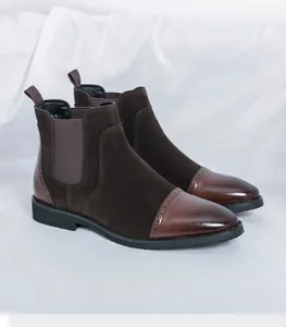 Nahaufnahme brauner Chelsea-Boots aus Wildleder mit polierter Brogue-Kappe aus Leder