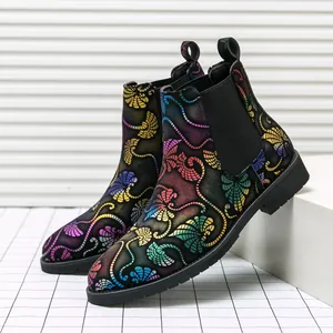 Detailansicht der modischen Herren-Chelsea-Boots mit lebhaften, bunten Fächermuster-Prints