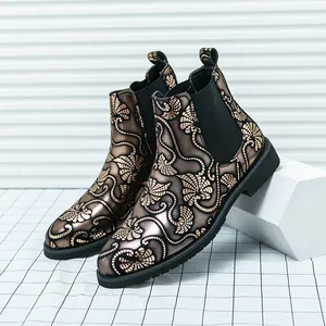 Detailansicht bronzener Chelsea-Boots für Herren mit kunstvollem Blumenmuster-Prägedruck