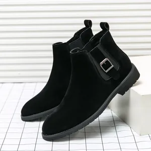 Detailansicht schwarzer Chelsea-Boots für Herren aus Wildleder mit eleganter Seitenschnalle