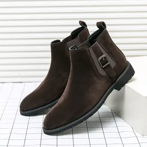 Detailansicht dunkelbrauner Chelsea-Boots aus Wildleder mit modischem Metallschnallenriemen