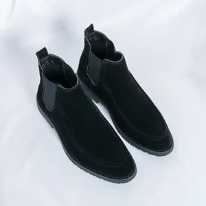 Detailansicht der schwarzen Chelsea-Boots für Herren aus Wildleder mit Spitze