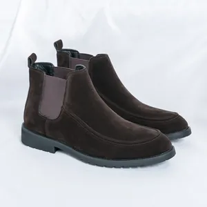 Detailansicht von hochwertigen dunkelbraunen Chelsea-Boots aus Wildleder mit Gummizug.