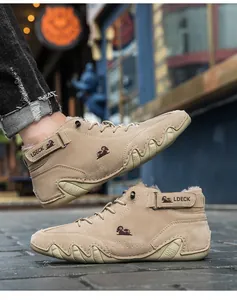 Vue détaillée des bottines d'hiver kaki pour hommes avec doublure polaire chaude et semelle robuste.