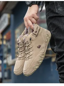 Détail des bottines d'hiver pour hommes avec doublure peluche et semelle robuste.