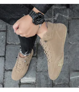 Vue détaillée des bottes d'hiver en daim beige pour hommes avec doublure polaire