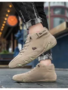 Gros plan de chaussures montantes décontractées d'hiver kaki avec semelle pieuvre