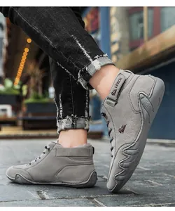 Vue latérale de bottes d'hiver grises pour hommes avec tige en daim et semelle