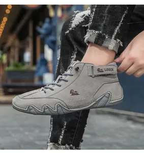 Gros plan de bottines grises pour hommes avec semelle pieuvre dans une rue urbaine