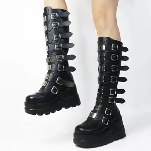 Detailansicht schwarzer Overknee-Plateaustiefel mit mehreren Metallschnallen