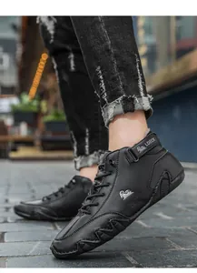 Gros plan de bottines d'hiver noires pour hommes avec doublure polaire et semelle octopus