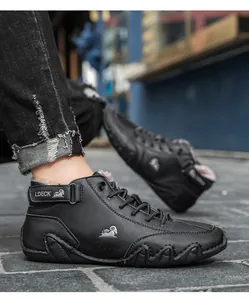 Vue de profil de bottes d'hiver montantes noires fourrées avec semelle grip octopus
