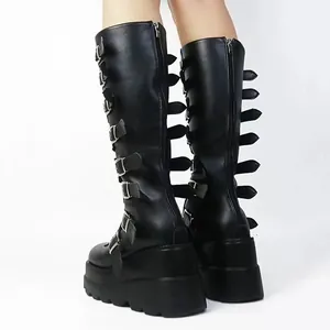 Detailansicht schwarzer Kniestiefel mit Metallschnallenriemen und Plateausohle.