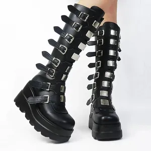 Detailansicht schwarzer Plateaustiefel mit mehreren Metallschnallenriemen.
