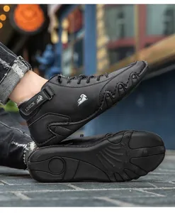 Détail de baskets montantes noires fourrées pour hommes avec semelle en caoutchouc octopus.