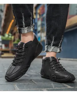 Gros plan de bottines d'hiver fourrées pour hommes avec semelle octopus antidérapante.