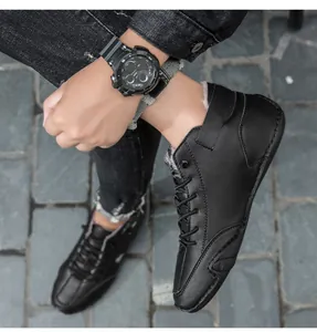 Vue détaillée de bottes d'hiver noires élégantes doublées de fourrure pour hommes dehors