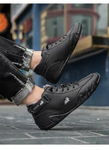 Gros plan sur des bottes Martin noires avec doublure en fourrure et semelle pieuvre
