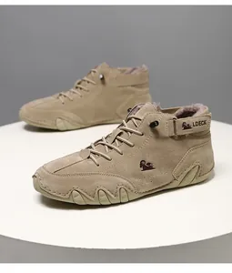 Gros plan de bottines d'hiver pour hommes beige avec doublure en polaire chaude