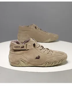 Vue latérale de bottes d'hiver pour hommes avec doublure polaire et semelle dentelée.