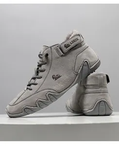 Bottes d'hiver grises doublées de fourrure avec semelle ondulée