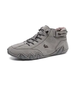Gros plan de bottines d'hiver grises avec doublure en fausse fourrure et semelle