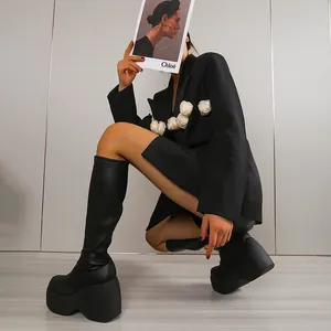 Stijlvolle zwarte plateau-enkellaarzen met sleehak en blazer met bloemen voor dames.