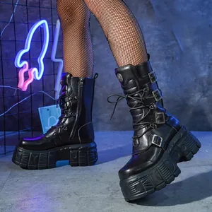 Botas góticas negras de plataforma con hebillas de metal y suela gruesa tipo tanque.