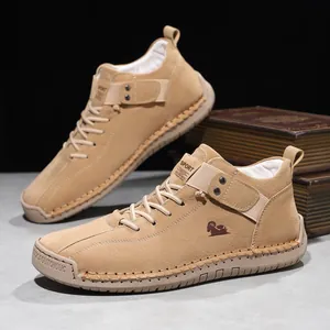 Botas Martin de caña media caqui con suelas cosidas a mano y logo de carnero.