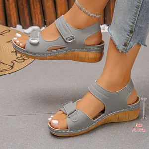 Detailansicht grauer Keilsandalen im römischen Stil mit 5 cm Plateau und Riemen