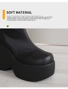 Detailweergave van zwarte platformlaarzen met vierkante neus van zacht leer