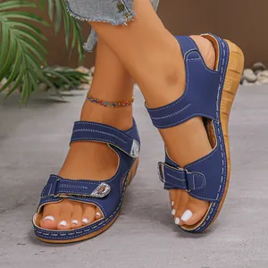 Stilvolle dunkelblaue römische Keilsandaletten mit weißen Kontrastnähten und Peeptoe