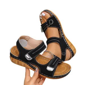 Bequeme schwarze Keilsandaletten für Damen mit Peep-Toe und Klettverschluss