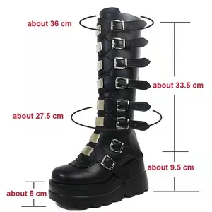 Dimensioni e altezza dettagliate degli stivali alti punk neri con fibbie in metallo.