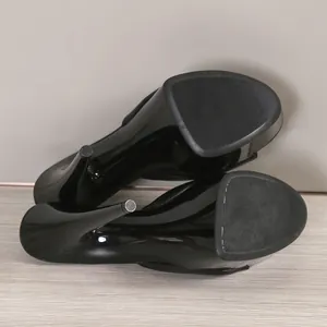 Detaillierte Nahaufnahme der Sohle und des Stiletto-Absatzes der 15-cm-Plateausandalen