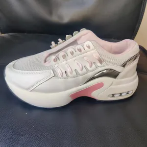 Vista lateral de zapatillas de cuña de malla transpirable para mujer en blanco y rosa con aire