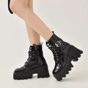 Bottines de combat pour femmes en cuir verni noir avec plateforme et talons épais.