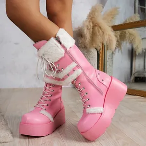 Bottes de neige roses à plateforme avec bordure en fausse fourrure et fermeture éclair.