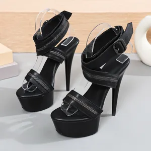 Detailansicht von 15 cm schwarzen Plateausandalen mit modischen Reißverschlussriemen.