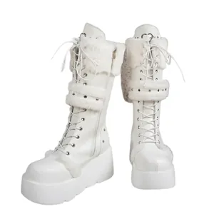 Bottes à plateforme blanches en fausse fourrure avec boucle cœur et lacets Y2K