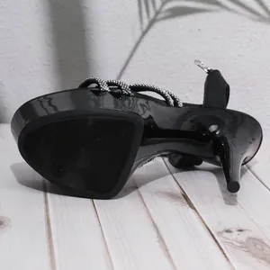 Detailansicht schwarzer 15cm Plateau-Stilettosandalen mit Strassriemen und Reißverschluss