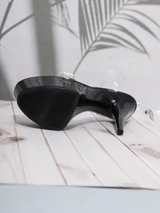 Detaillierte Ansicht der 15 cm Plateau-Stilettos in Schwarz mit klaren Riemen
