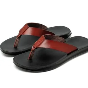 Nahaufnahme von Herren-Flip-Flops mit braunen PU-Lederriemen und schwarzen Sohlen.