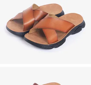 Primer plano de sandalias marrones para niños con correas cruzadas y suela antideslizante