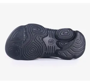 Primer plano de la suela antideslizante de las zapatillas de playa de verano para niños.
